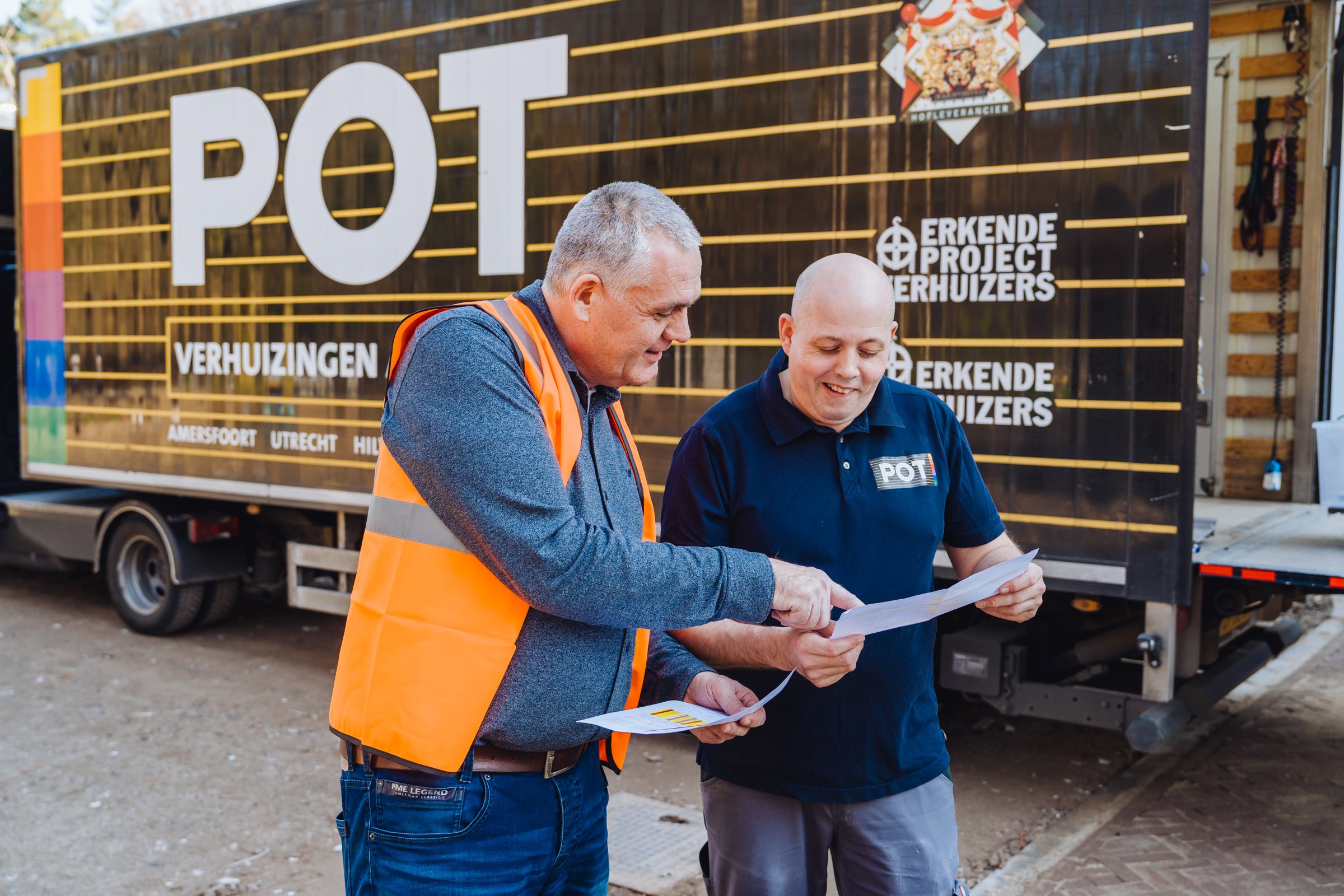 POT-vacature-verhuizer-chauffeur-rijbewijs-c Twee POT-collega's bespreken de planning voor een POT-verhuiswagen